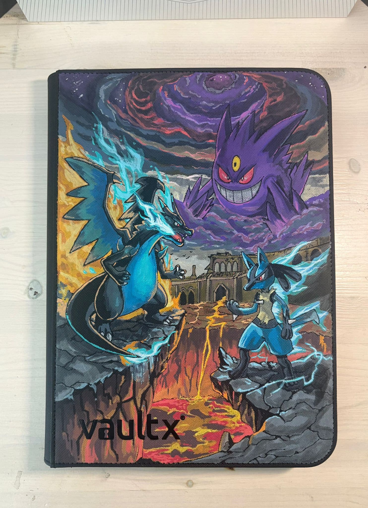 Custom binder met een episch gevecht tussen Charizard, Lucario en Gengar boven een vurig landschap