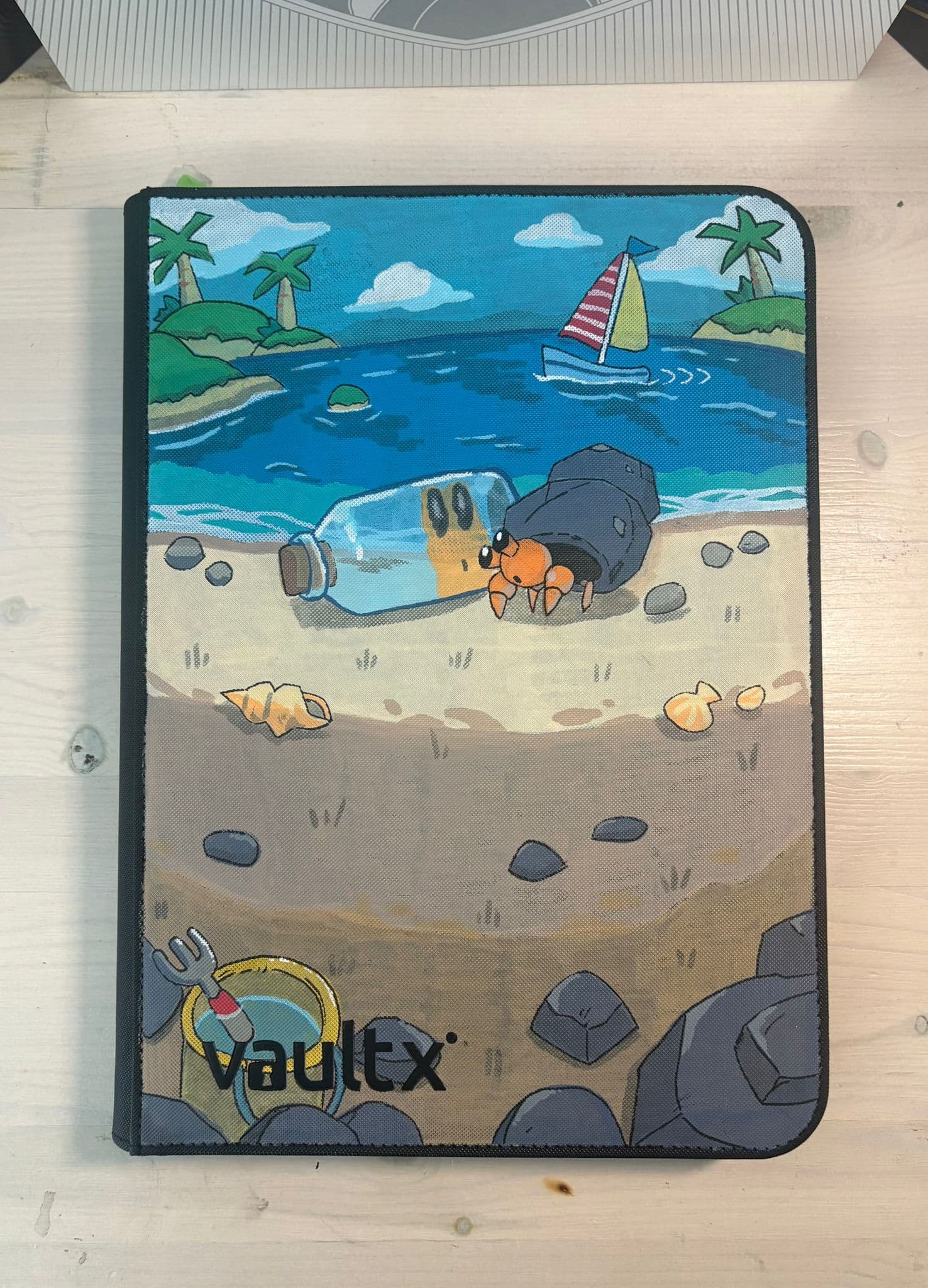 Custom binder met een tropisch Pokémon-strandtafereel