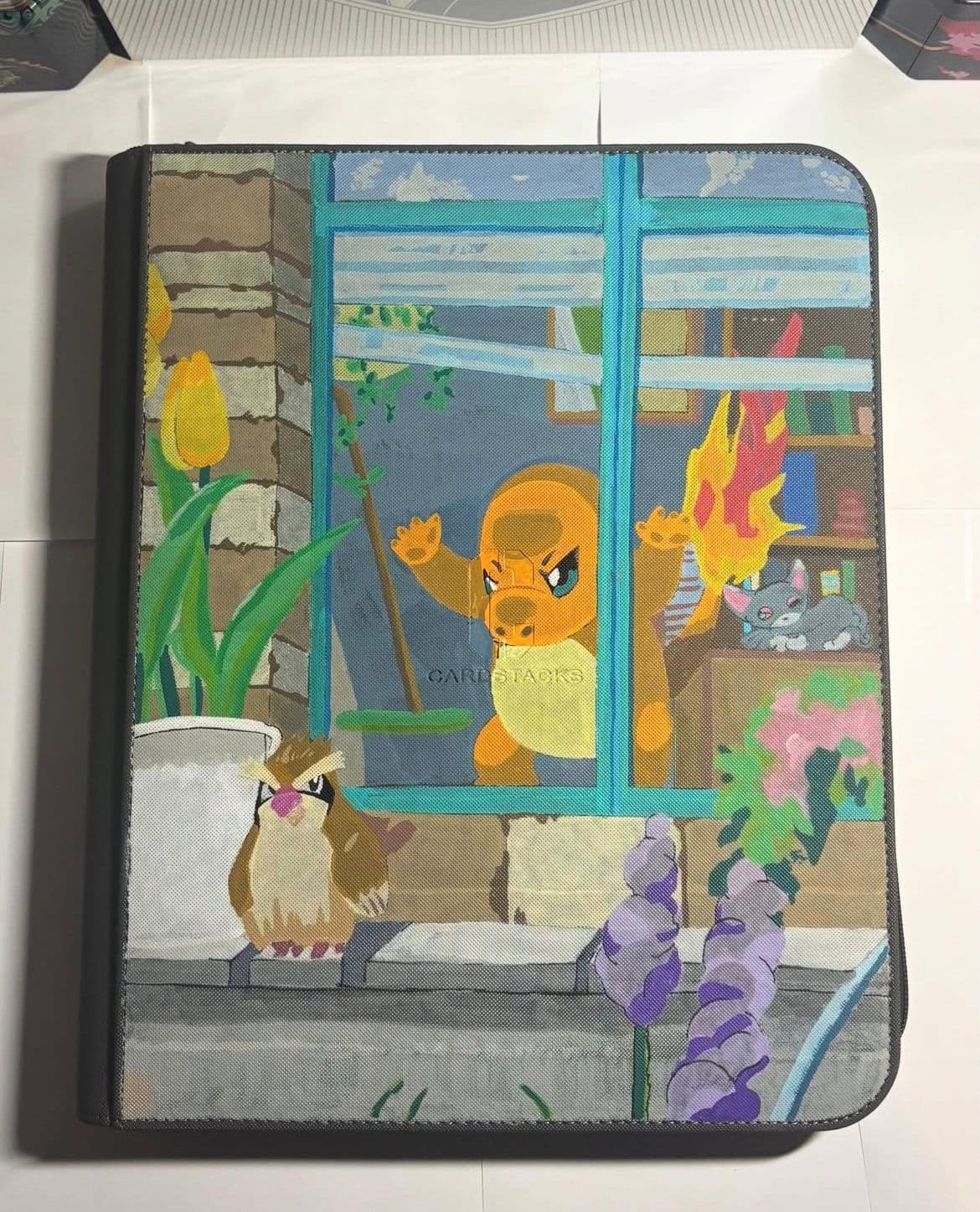 Custom Charmander-binder met een gezellig raamtafereel