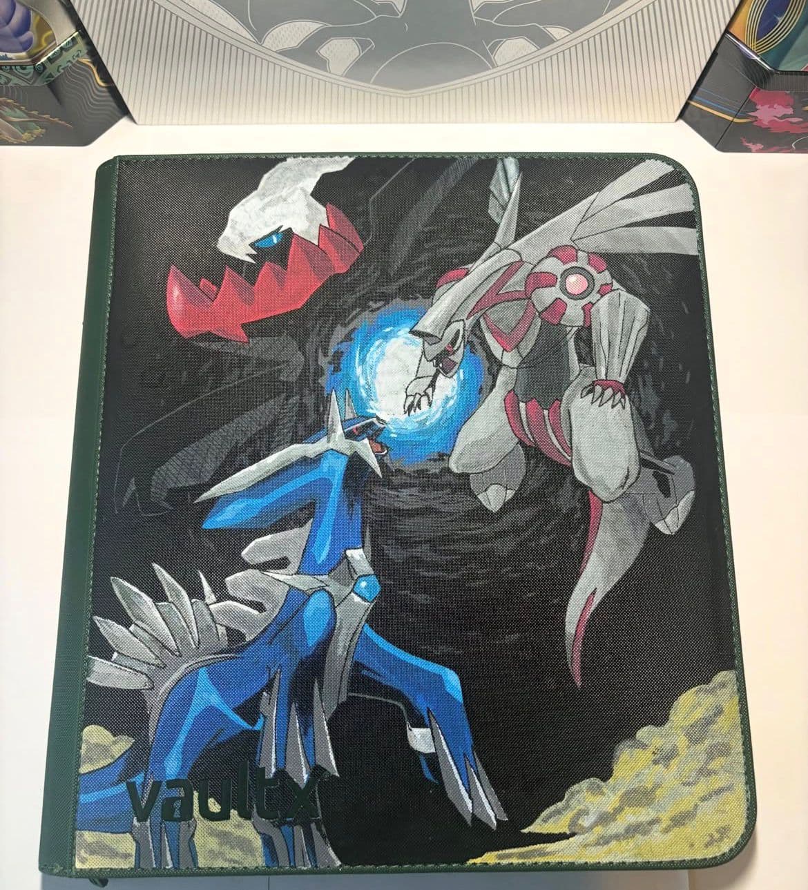 Custom binder met Dialga, Palkia en Darkrai in een legendarische gevechtsscène