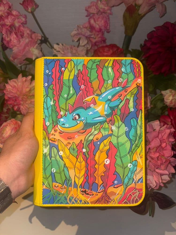 Custom Croconaw-binder met een kleurrijk onderwatertafereel tussen levendige zeewieren