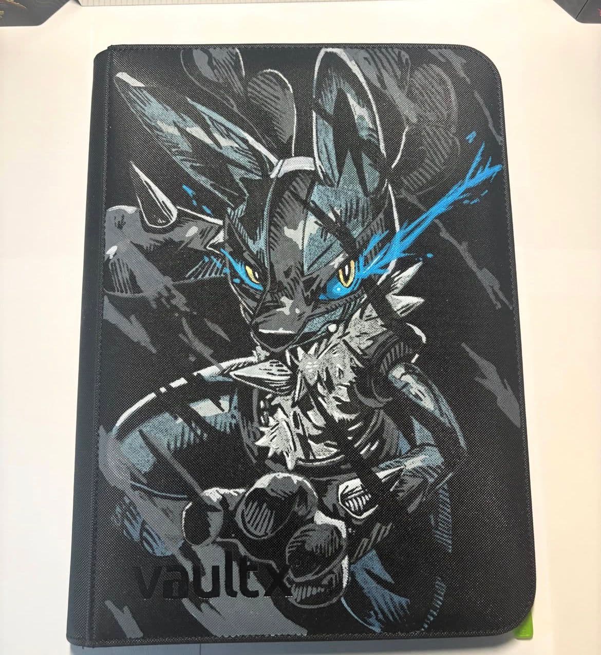 Custom donkere Lucario-binder met gloeiende blauwe accenten