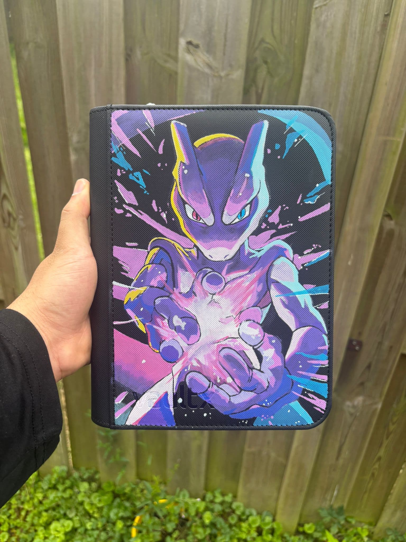 Custom Mewtwo-binder met een kosmisch paars ontwerp