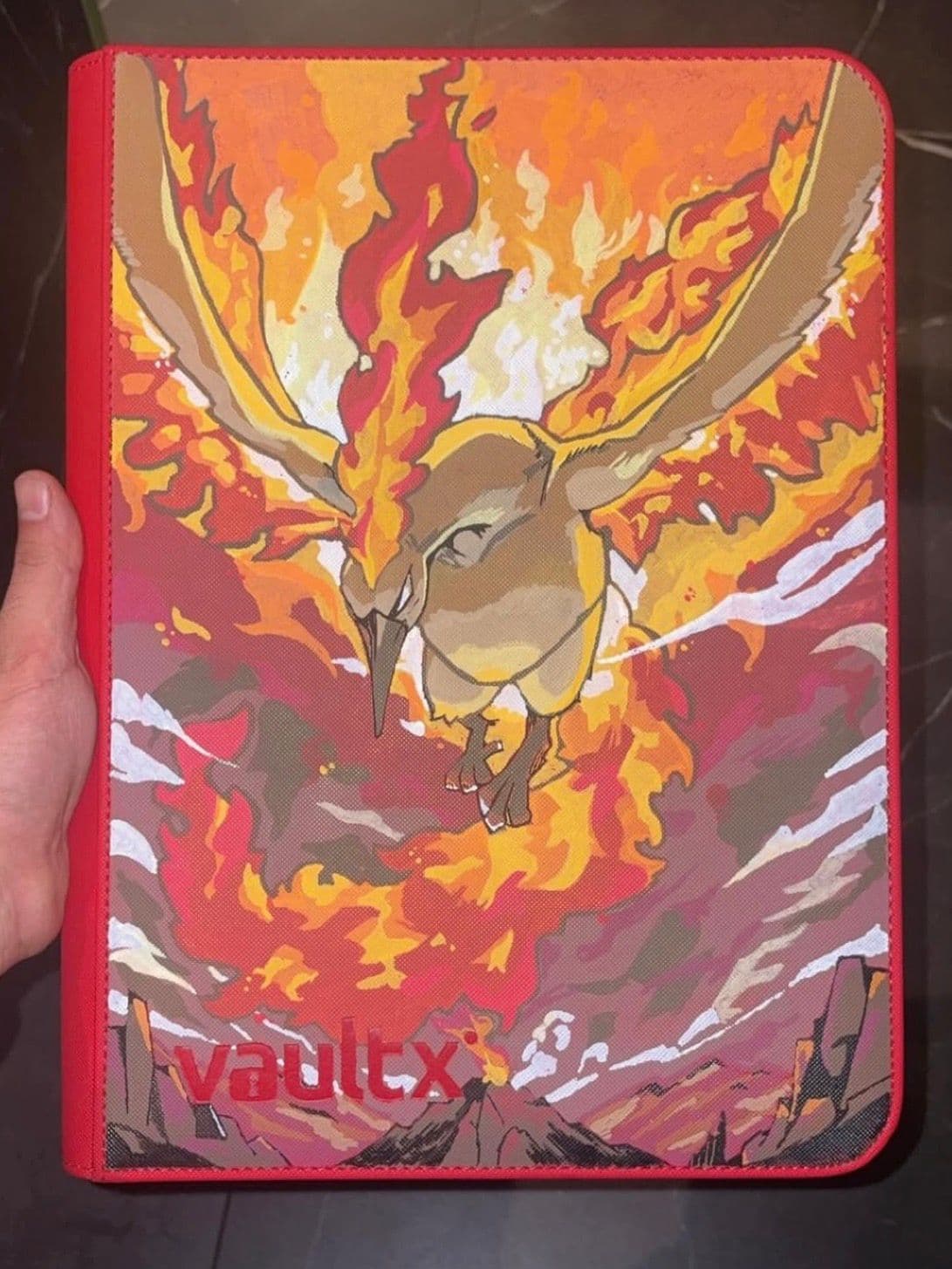 Custom Moltres-binder met een laaiend vuurontwerp