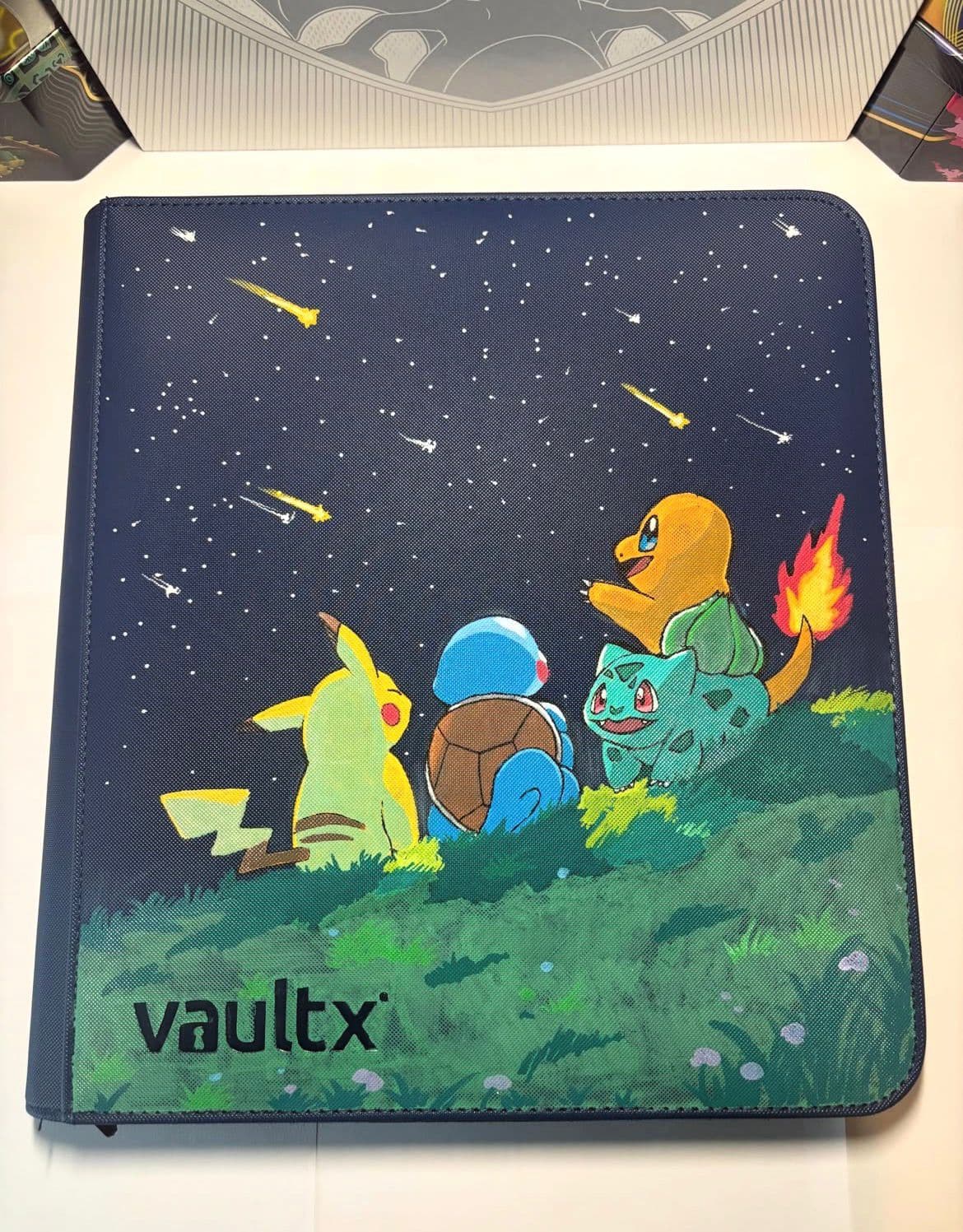 Custom binder met Pikachu en de Kanto-starters kijkend naar een sterrenregen